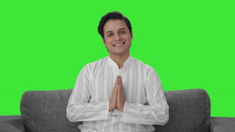 Glücklicher-Indischer-Mann,-Der-Namaste-Green-Screen-Macht