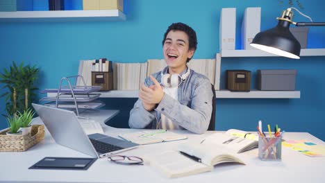 Sorprendido,-Aplaudiendo-Al-Estudiante-Mirando-A-La-Cámara-Felicitando.