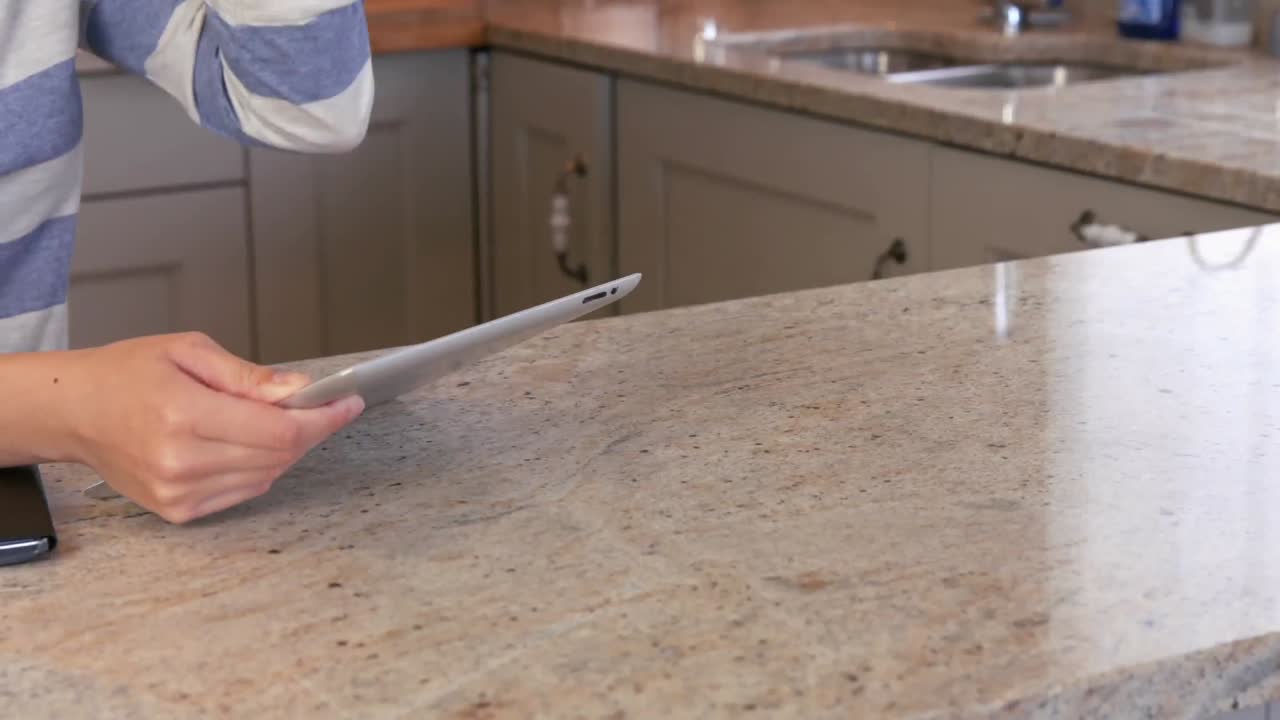 mujer asiática disfrutando de un café usando una tableta
