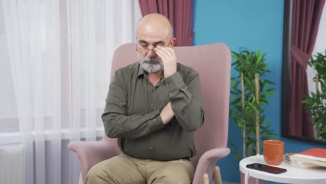 Un-Anciano-Abandonado-Y-Engañado-Está-Deprimido-En-Casa.