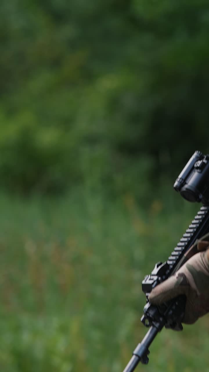 Soldado con rifle en el bosque