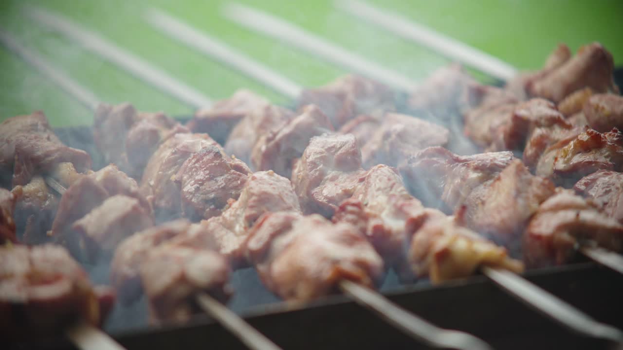 신선하고 맛있고 마린 된 돼지고기 고기와 향신료와 허브를 bbq 그리드에 불타는 목탄에, 느린 동작으로 연기를