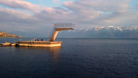 Drohnenflug-über-Den-Leman-See-Von-Lutry-Mit-Strand-Und-Steg,-Der-Auf-Die-Französischen-Berge-Zielt