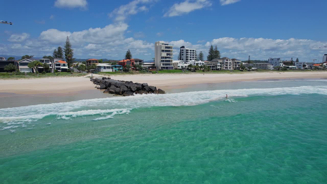 Paysage marin idyllique de Palm Beach sur la Gold Coast, Queensland, Australie en été - Plan aérien en recul