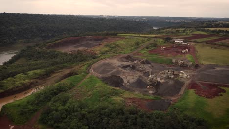 Vista-De-Drones-De-La-Cantera-De-Piedra-Abierta-1n-En-Brasil-América-Del-Sur