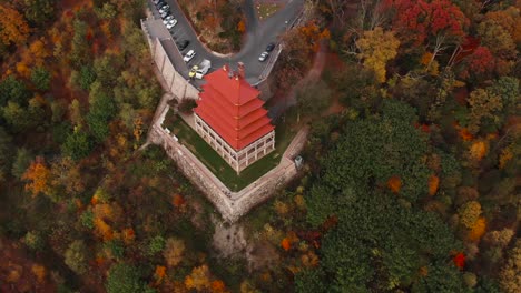 La-Pagoda-En-La-Cima-De-Mt-Penn-Con-Coloridos-árboles-De-Otoño,-Lectura,-Estados-Unidos,-Antena-Orbital