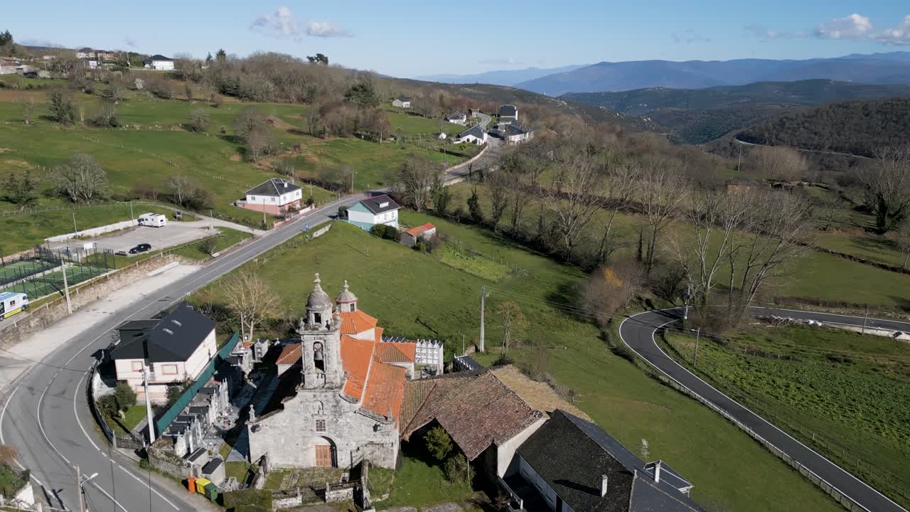 paralaje alrededor de la iglesia de san xoán de río mirando hacia abajo en el valle de ourense, españa