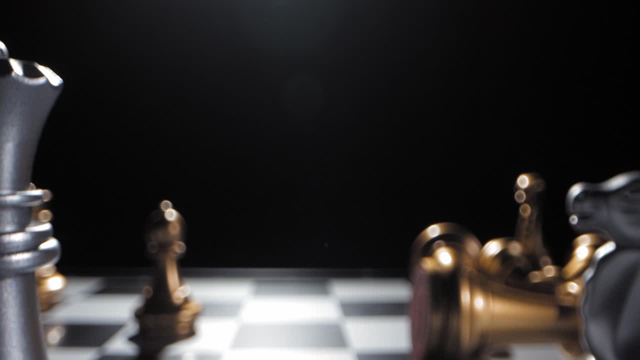 toma cinematográfica ascendente de un rey siendo derribado en ajedrez