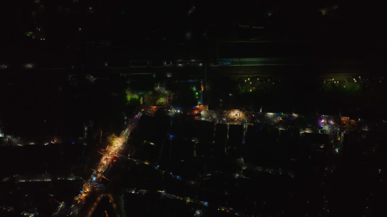 드론은 밤에 활기찬 바이 시내 풍경, 건물, 조명 및 어두운 교통에 다시 끌어
