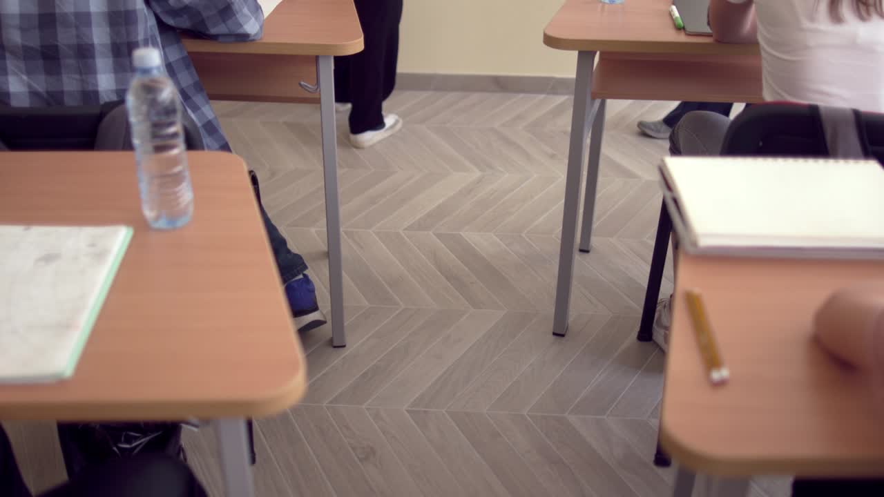 alumnos en clase en la escuela haciendo tareas matemáticas en la pizarra