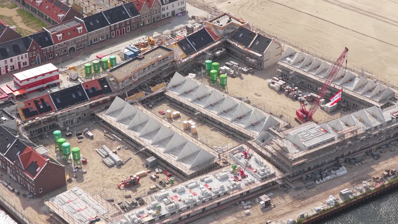 荷蘭鄉村房屋建設的空拍圖，工地現場有起重機