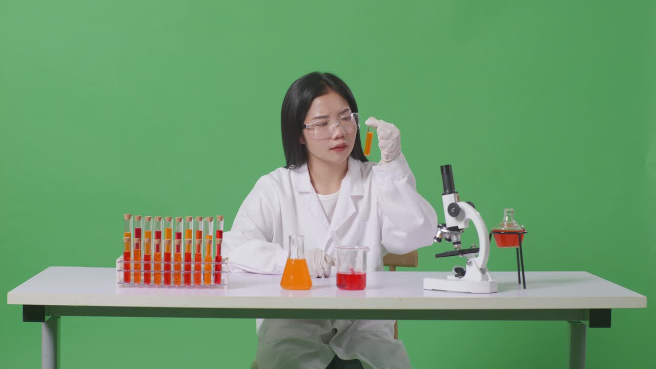 científico realizando un experimento de química
