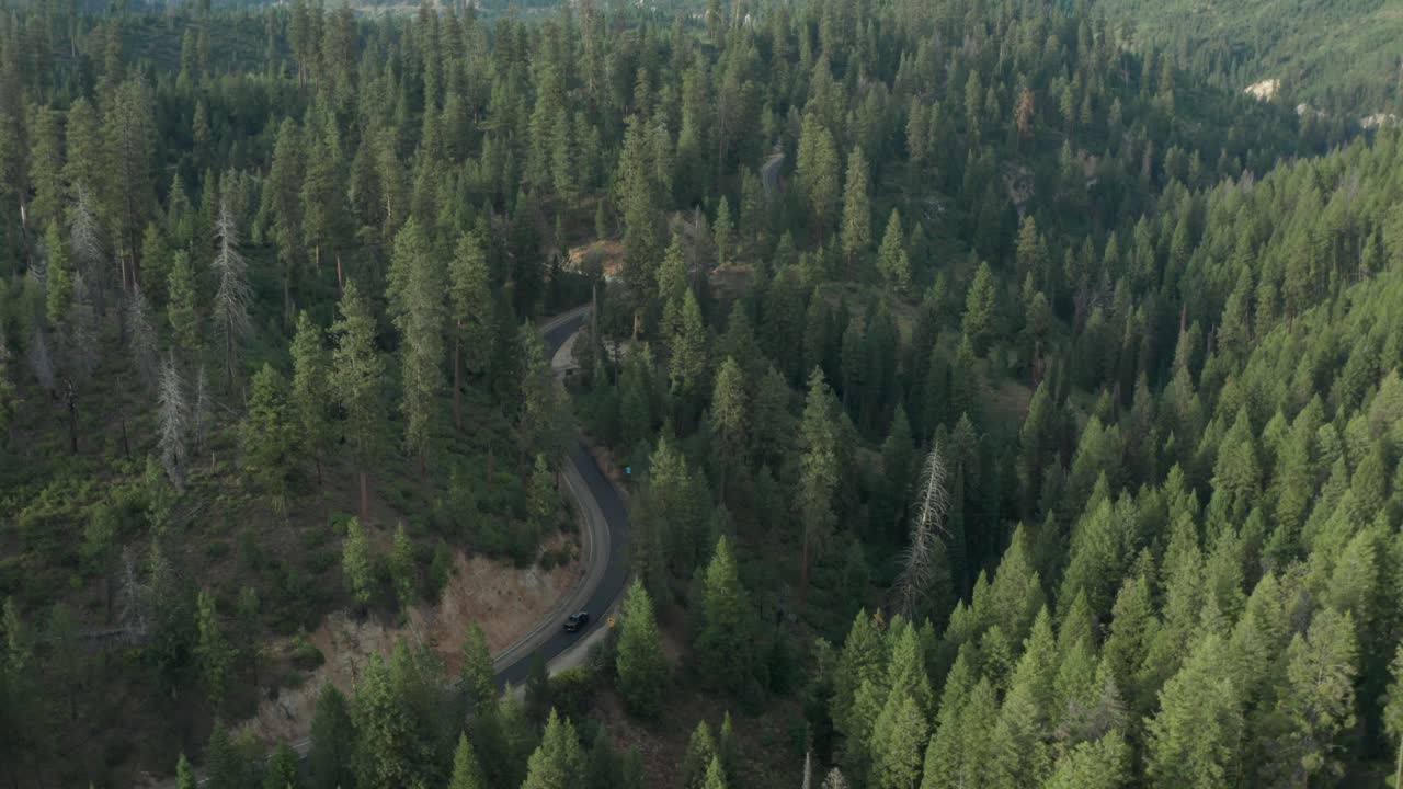 Riprese con drone di una strada di montagna ventosa nelle montagne Sawtooth con un'auto in transito.