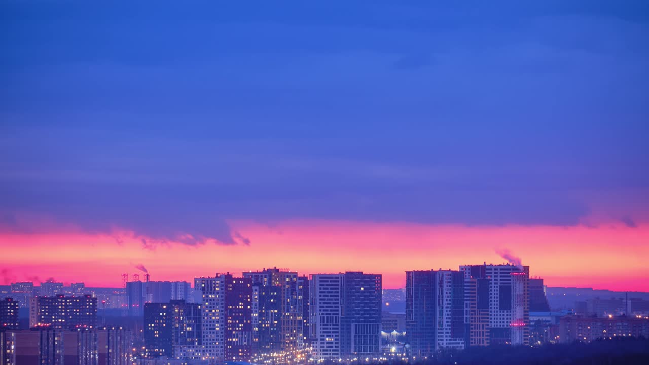 ventanas iluminadas de la casa de la ciudad de la noche y las carreteras con coches, time-lapse. puesta de sol rosada de la noche sobre moscú moderna, rusia. vista superior de la ciudad al anochecer