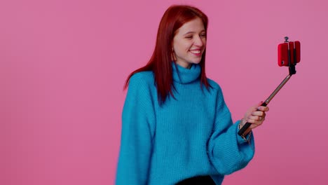 blogger adulta tomando selfies en el teléfono móvil, comunicándose en video llamada en línea con los suscriptores