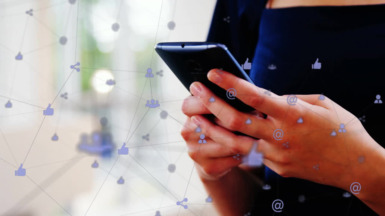 스마트 폰을 사용하는 카우카스 여성 사업가에 대한 디지털 아이콘과의 연결 네트워크의 애니메이션