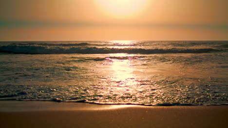 Hermosas-Olas-Espumosas-Vista-Vertical-De-La-Playa-Del-Amanecer.-Atardecer-Amarillo-Orilla-Del-Mar-Vacía