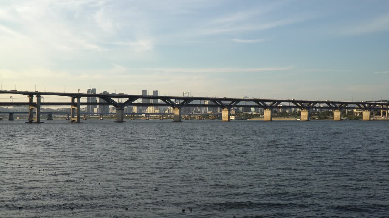 한국 일몰에 서울 한강을 가로지르는 청담대교의 전망 - 정적 샷 광각