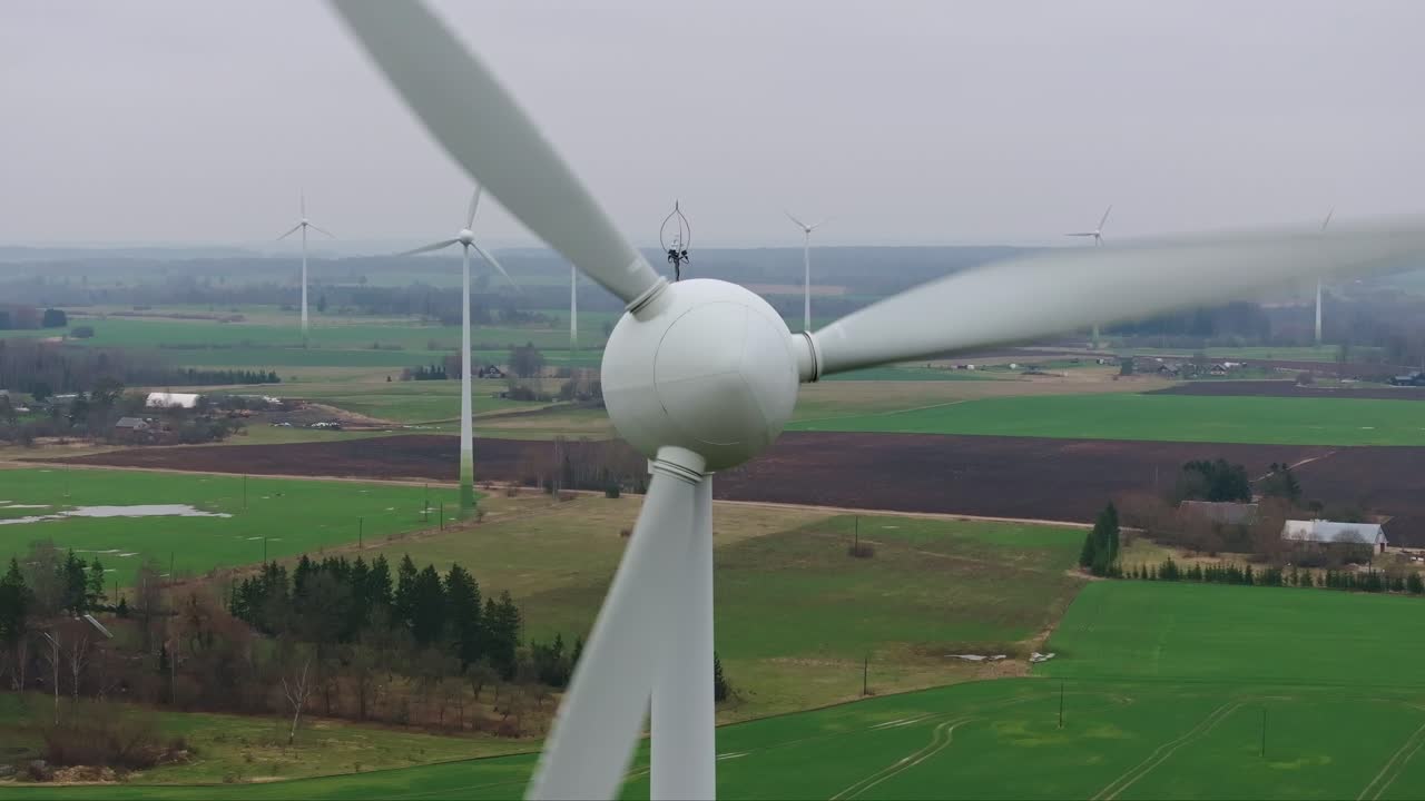상단에서 찍은 회전하는 풍력 터빈, 지속 가능한 진보를 상징하는 시각