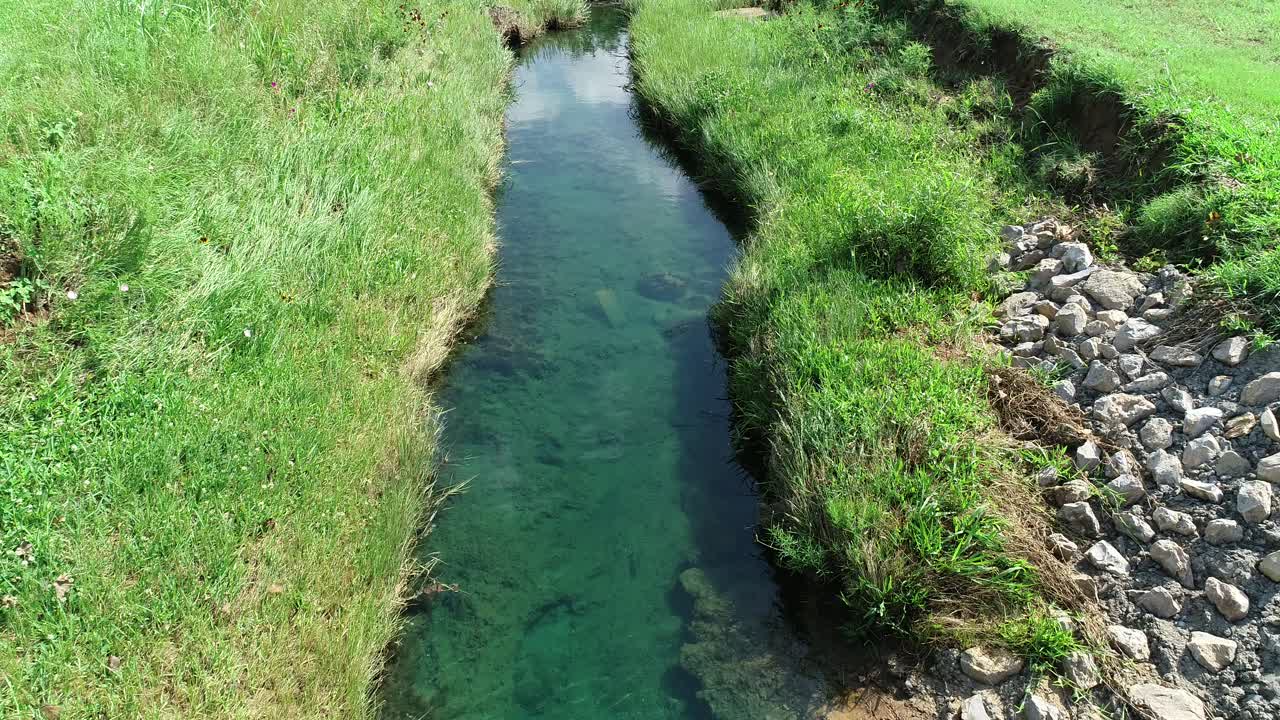 imágenes aéreas volando sobre un arroyo en texas
