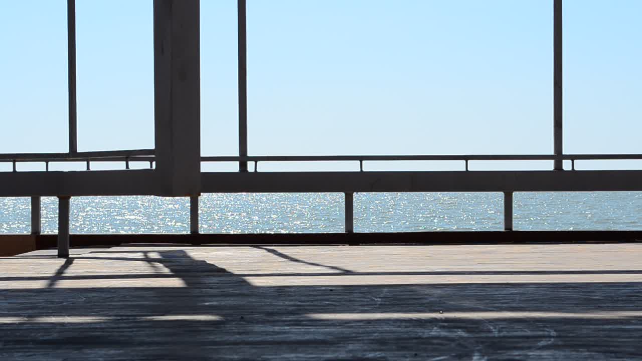Szene am Meer. Fotoshooting von Metalldesigns.