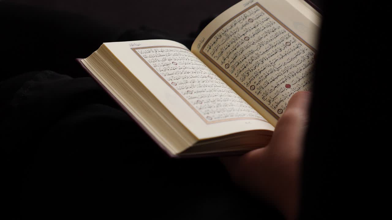 una toma ligeramente en movimiento que muestra a un lector del corán en un pacífico