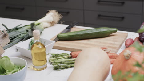 close up de verduras frescas en el mostrador en la cocina, cámara lenta