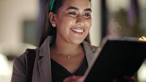 mujer, tableta y feliz por la noche para el trabajo