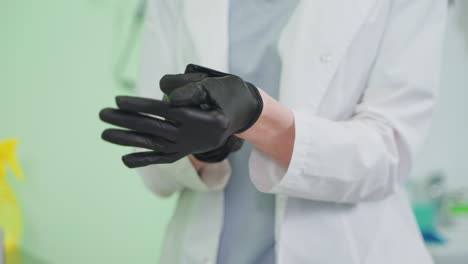 el doctor se pone los guantes.