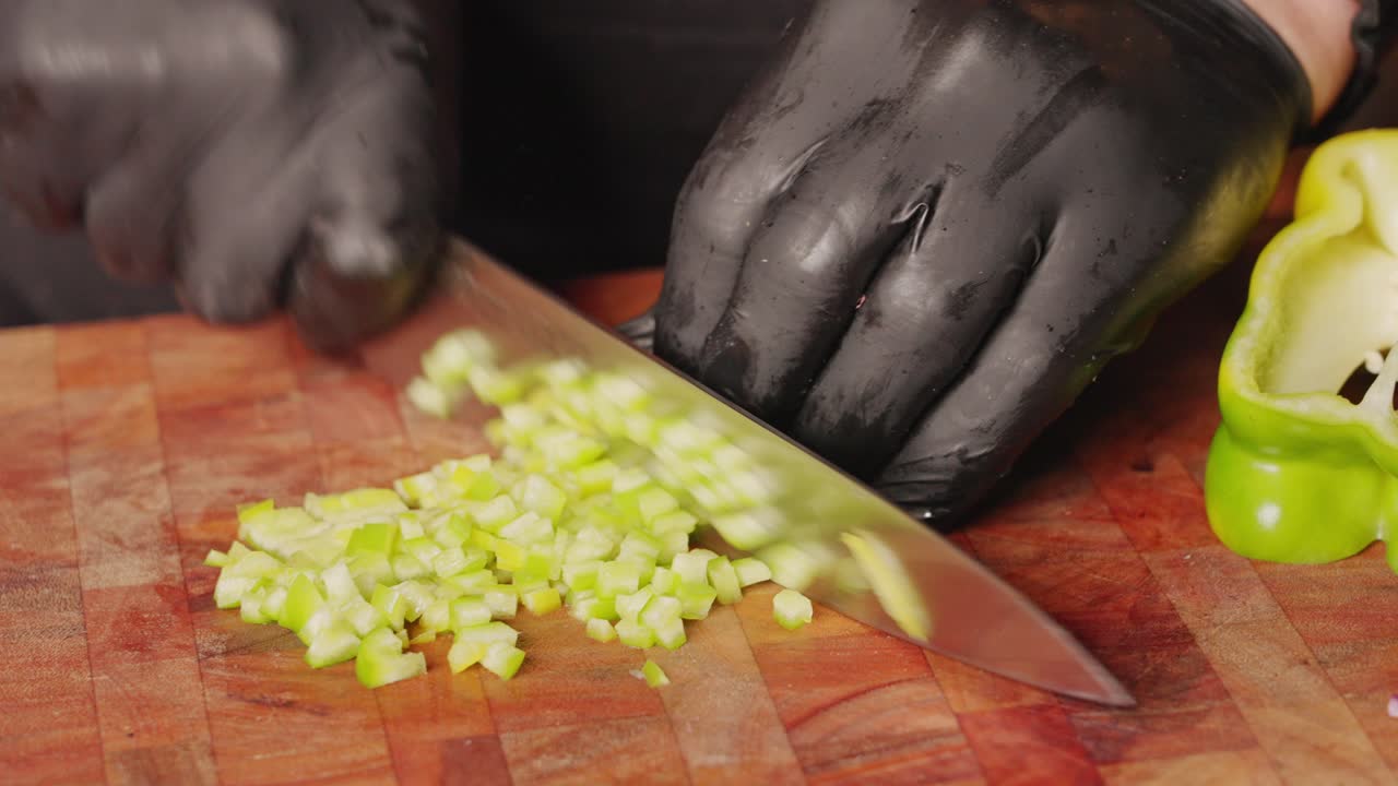 preparación de comida de chef profesional, pimiento verde cortado en dados de brunoise para hacer ensaladas y cocinar