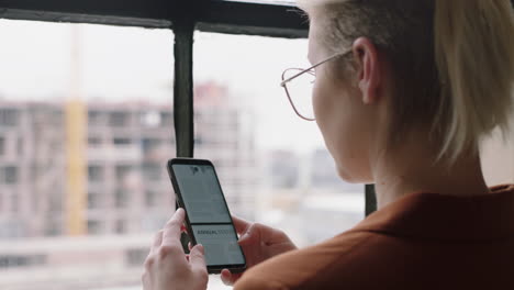 Retrato-Elegante-Mujer-De-Negocios-Caucásica-Usando-Un-Teléfono-Inteligente-En-Casa-Navegando-Mensajes-Enviando-Mensajes-De-Texto-En-Un-Teléfono-Móvil-Disfrutando-De-Una-Mañana-Relajada-Haciendo-Networking-Mirando-Por-La-Ventana-Planificando-Con-Anticipación-Usando-Gafas