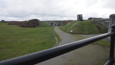 Schuss-über-Das-Geländer-Der-Lieferstraße-Von-Fort-Casey-Für-Nachschubfahrten