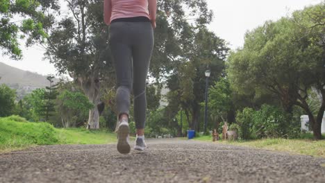 Vista-Trasera-De-Una-Mujer-Mayor-Corriendo-En-El-Parque