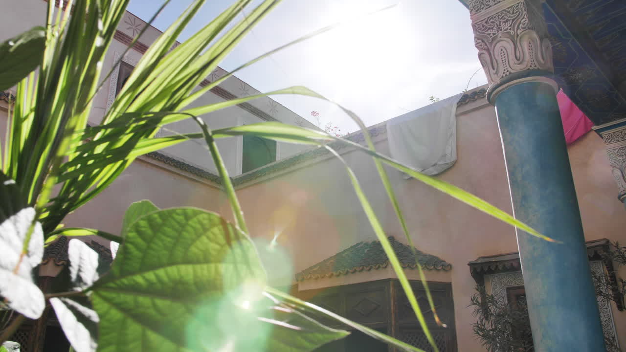 Luz solar em um Riad em Marrakech em câmera lenta, Marrocos, Norte da África.