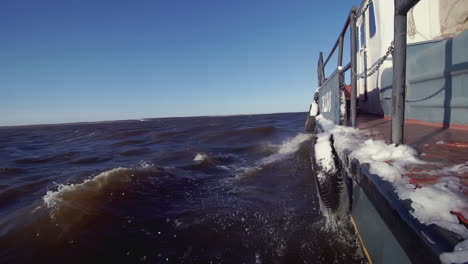 un barco en un frío mar de invierno