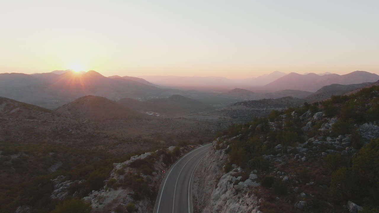 panorámico camino de montaña al atardecer