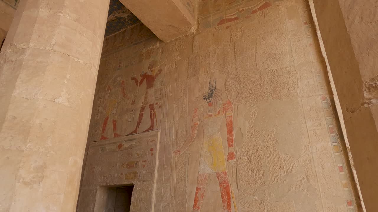 이집트 룩소르 시 맞은편에 있는 하트셉수트 영안실 벽에 있는 아름다운 상형문자