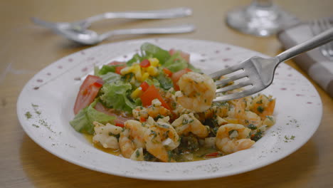 garlic shrimp with fresh salad, mediterranean