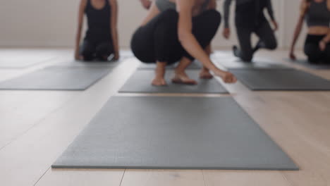 Grupo-De-Mujeres-De-Clase-De-Yoga-Terminaron-Los-Ejercicios-De-Entrenamiento-En-La-Colchoneta-De-Ejercicios-Saliendo-Del-Gimnasio