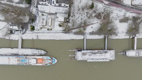 Barcos-Y-Embarcaciones-Ancladas-Junto-Al-Río-Cerca-Del-Parque-De-La-Ciudad.