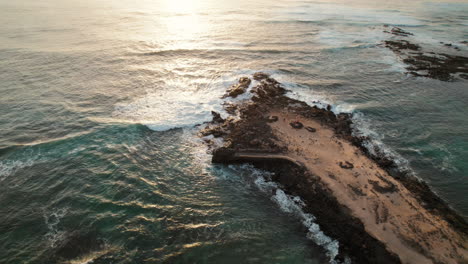 Meereswellen-Krachen-Bei-Sonnenuntergang-Auf-Der-Insel-Mit-Goldenem-Licht-Auf-Eine-Kleine-Felsige-Halbinsel