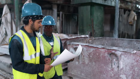 trabajadores en una fábrica de mármol