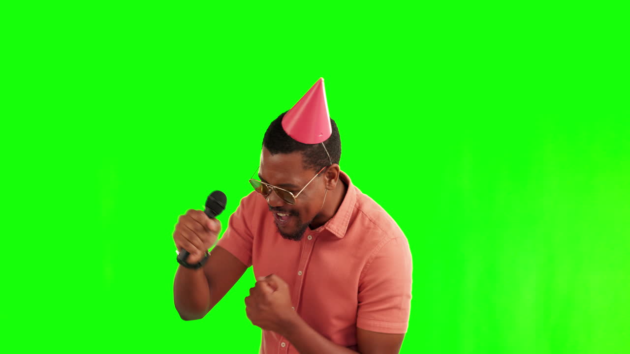 Uomo di colore, microfono e canto al karaoke