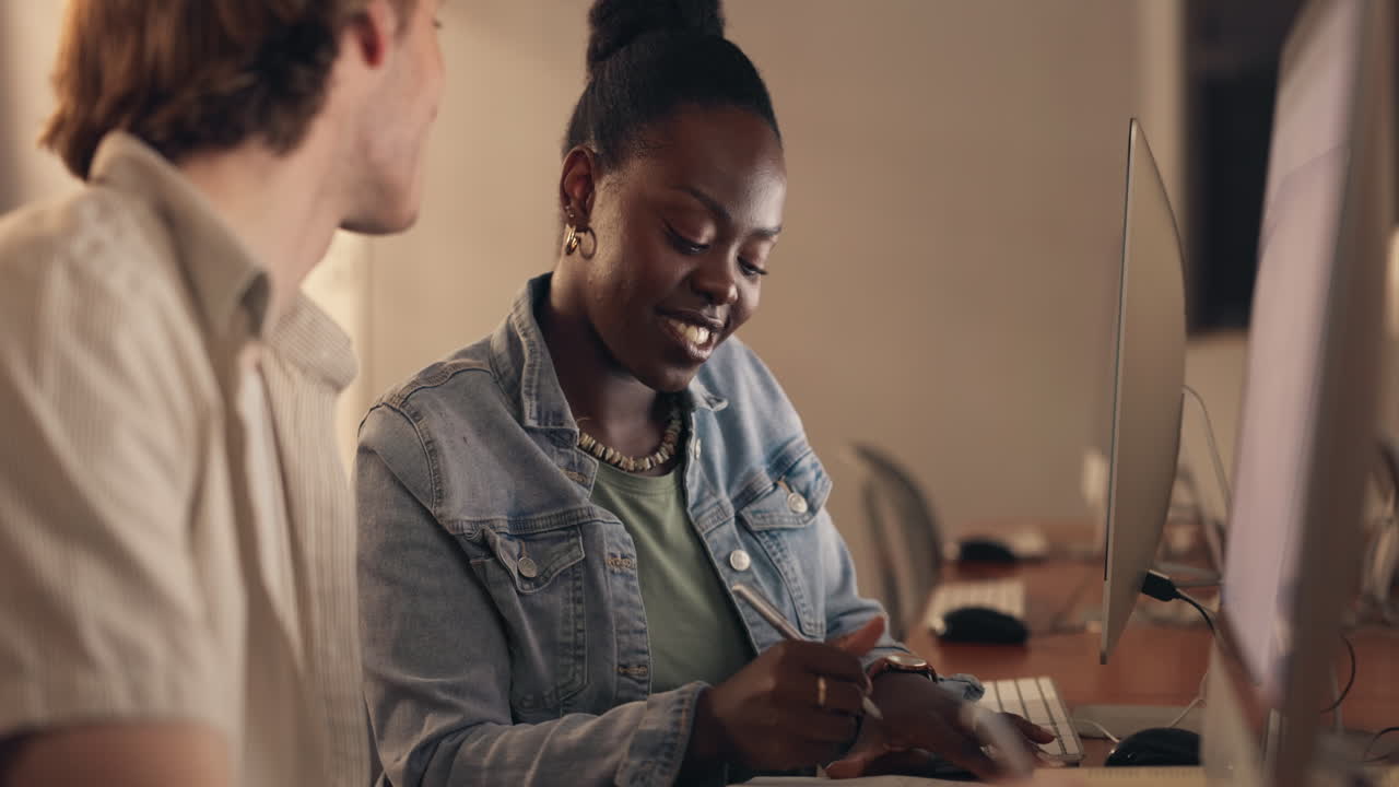 Students Collaborating in a Computer Lab