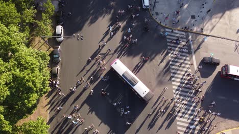 Multitud-De-Simpatizantes-Argentinos-Después-Del-Partido-De-La-Copa-Mundial-De-Fútbol-A-Lo-Largo-De-Las-Calles-De-Buenos-Aires