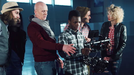 equipo de filmación filmando una escena en un estudio