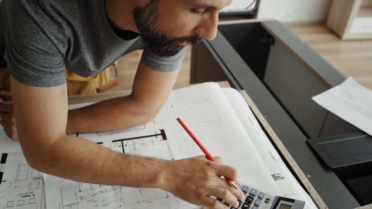 video de vista frontal del carpintero escribiendo y calculando
