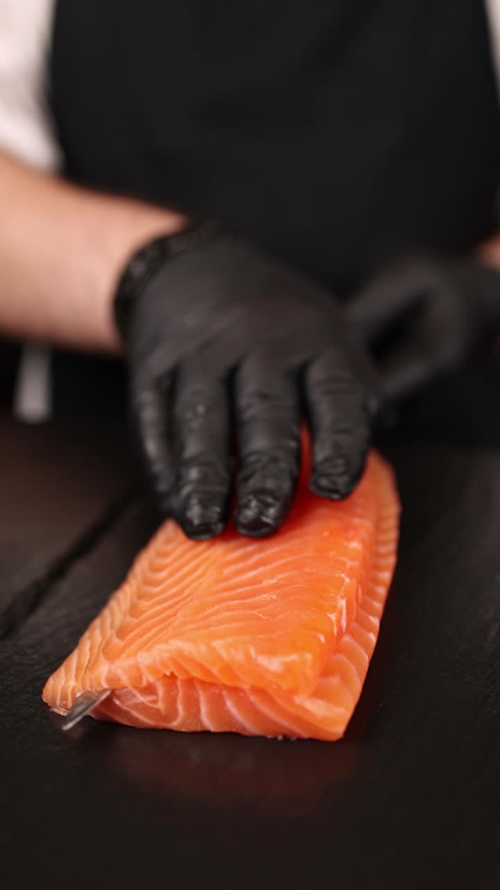 el chef está preparando sashimi de salmón.