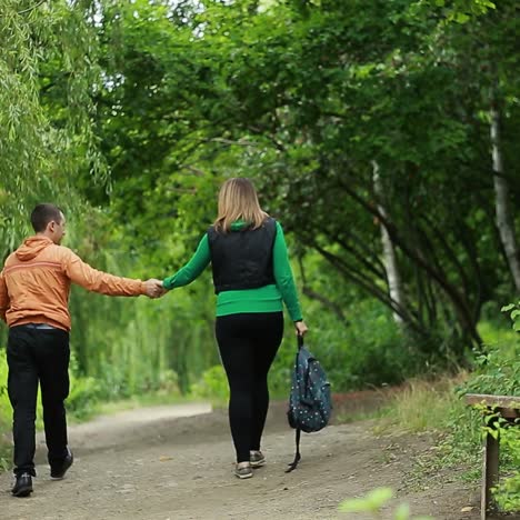 pareja caminando de la mano en el parque