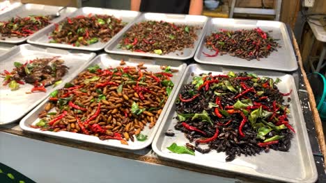 insectos a la parrilla que se venden en un mercado de bangkok, tailandia